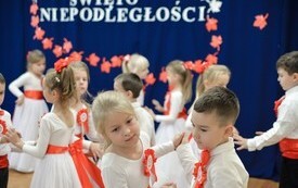 grupa tańczących przedszkolak&oacute;w