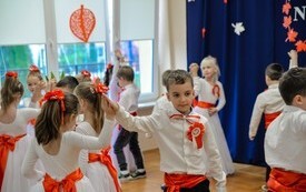 grupa tańczących przedszkolak&oacute;w