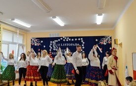 grupa tańczących nauczycieli i rodzic&oacute;w