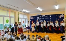 grupa tańczących rodzic&oacute;w i nauczycieli, pani dyrektor wraz z nauczycielami