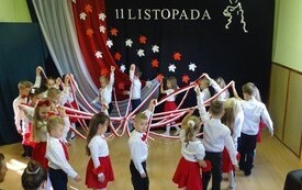 grupa tańczących przedszkolak&oacute;w
