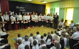 grupa rodzic&oacute;w przedstawiających przed przedszkolakami, burmistrz pani dyrektor przedszkola