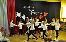 na zdjęciu grupa tańczących przedszkolak&oacute;w