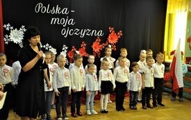 na zdjęciu grupa przedszkolak&oacute;w, pani dyrektor
