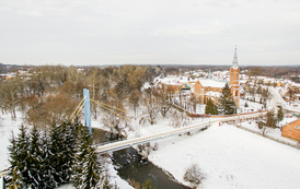 zaśnieżony most na rzece czarnej