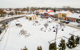 Zaśnieżony Rynek Połaniecki zimą
