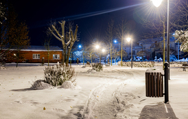 Zaśnieżony park przy kościele na g&oacute;rze