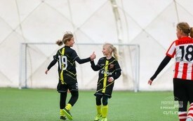 na zdjęciu trzy dziewczyny grające w piłkę nożną