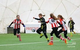 na zdjęciu pięć dziewczyn grające w piłkę noiżną