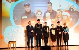 grupa wolontariuszy wraz z burmistrzem i sekretarzem gminy