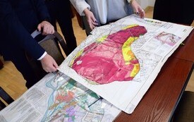 na stole mapa z gruntami
