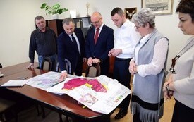 na zdjęciu sześć os&oacute;b, na stole rozłożona mapa, na zdjęciu minister, burmistrz, zastępca burmistrz oraz kierownicy referat&oacute;w