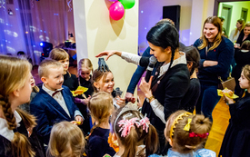 dzieci biorące udział w zabawach z motywem wensday