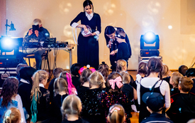 dzieci bawiące się w centrum kultury na balu karnawałowym