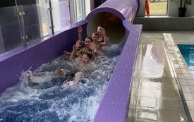 Dzieci na basenie w Połańcu zjeżdżają na zjeżdzalni