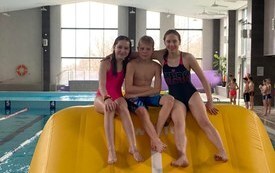 Dzieci na basenie w Połańcu na dmuchanym torze przeszk&oacute;d ustawionym w ramach ferii na sportowo