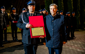 na zdjęciu Starosta Staszowski wręcza grawerton