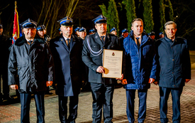 na zdjęciu uroczyste zdjęcie z tablicą upamiętniającą włączenie OSP Tursko Małe do KSRG