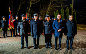 na zdjęciu widać strażak&oacute;w oraz przedstawicieli władz obecnych na uroczystości