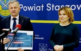 na zdjęciu Burmistrz Miasta i Gminy Połaniec Jacek Benedykt Nowak z czekiem na dofinansowanie do budowy dr&oacute;g oraz Anna Krupka Sekretarz Stanu w Ministerstwie Sportu i Turystyki