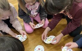 dzieci wykonujące prace plastyczne