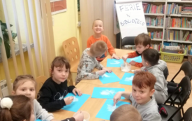 dzieci wykonujące prace plastyczne
