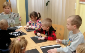 dzieci wykonujące prace plastyczne