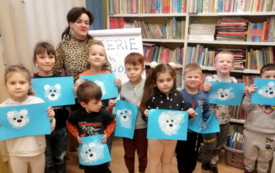 dzieci wykonujące prace plastyczne