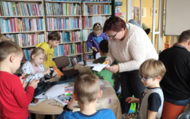 dzieci wykonujące prace plastyczne