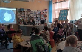 dzieci wykonujące prace plastyczne