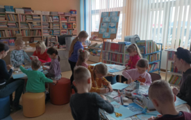 dzieci wykonujące prace plastyczne