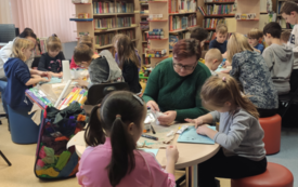 dzieci wykonujące prace plastyczne