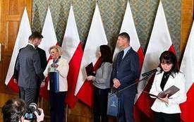 wręczenie nagr&oacute;d ministra, kobieta przemawia