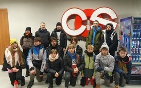 Grupa zapaśnik&oacute;w wraz z trenerem Tadeuszem Szkwarkiem