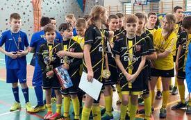 grupa zawodnik&oacute;w Aktywny Junior, mająca medale na szyi