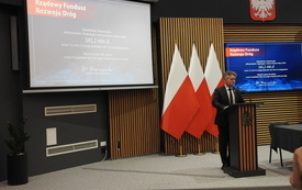 na zdjęciu przemawiający mężczyzna