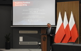 na zdjęciu przemawiający Wojewoda Świętokrzyski Zbigniew Koniusz