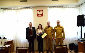 pamiątkowe zdjęcie zastępcy burmistrza, przedstawicieli Komendy Państwowej Państwowej Straży Pożarnej z uczestnikiem turnieju