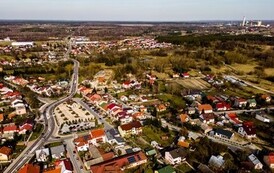 domy przy rynku połanieckim wiosną