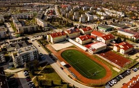 dwa boiska przy szkole podstawowej w Połańcu oraz bloki z lotu ptaka