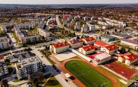 boisko przy szkole podstawowej w Połańcu z lotu ptaka