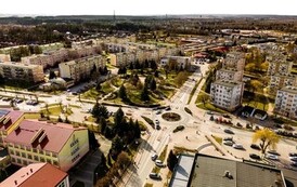 widok na bloki i rondo z g&oacute;ry