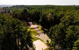 Krzyż na kopcu Kościuszki i las wiosną