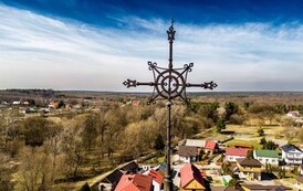 Krzyż na dachu kościoła Św Marcina w Połancu