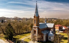 Kości&oacute;l ŚW MARCINA od przodu wiosną