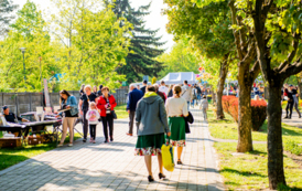 Ludzie oglądający stragany 