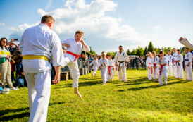 dzieci z sekji karate prezentują swoje umiejętności