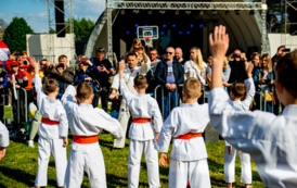 ludzie nagrywający pokaz sekcji karatę