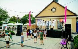 uczestnicy tańczący przed sceną