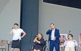 śpiewająca grupa ludzi na biesiadzie